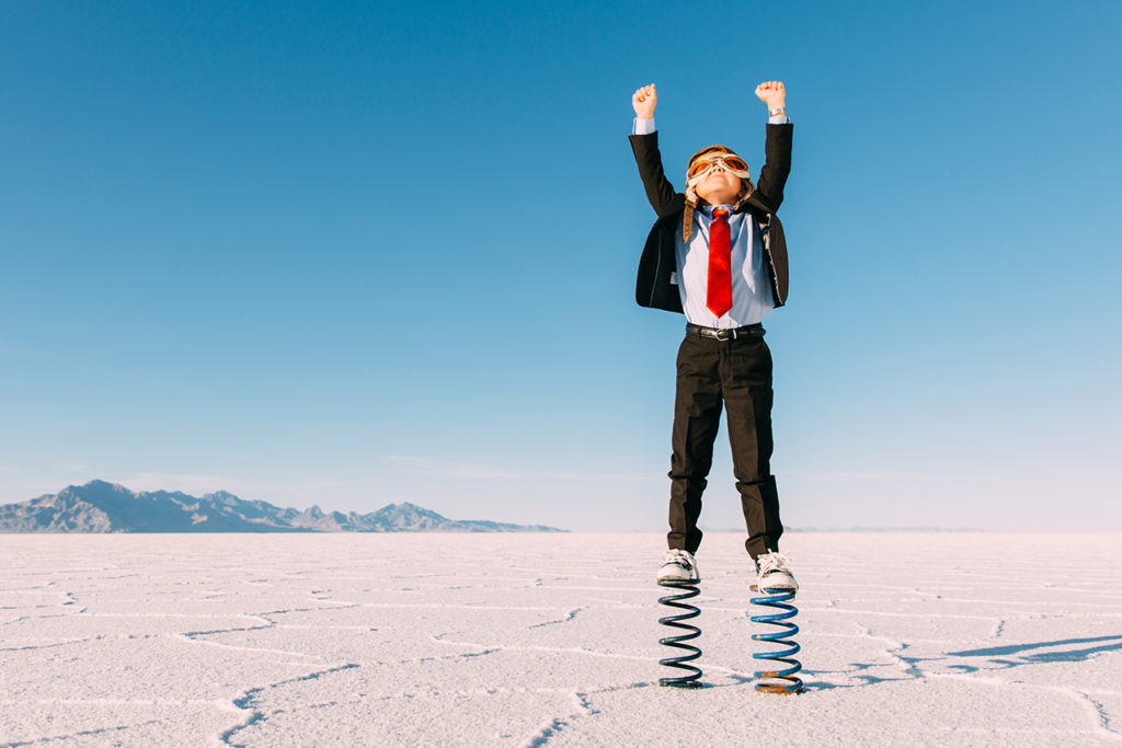 Garçon debout sur des ressorts pour sauter plus haut